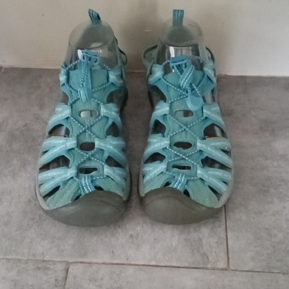 KEEN women si ze 8.5 - Picture 3 of 5